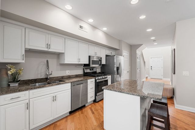 3250 N Lincoln Avenue C, Chicago, IL 60657
