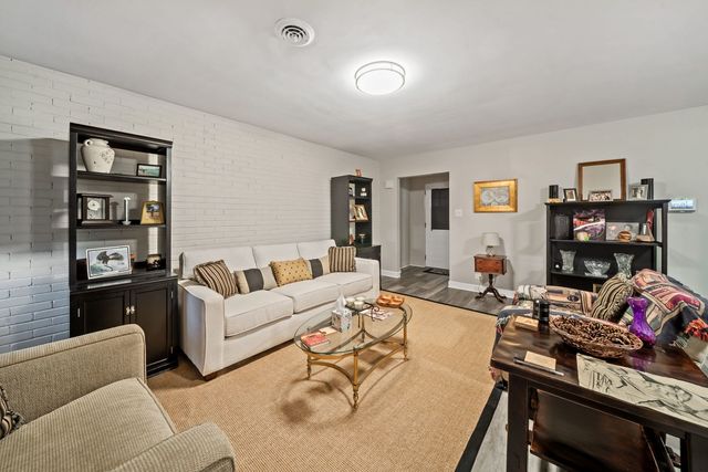 1436 Portsmouth Avenue, Westchester, IL 60154