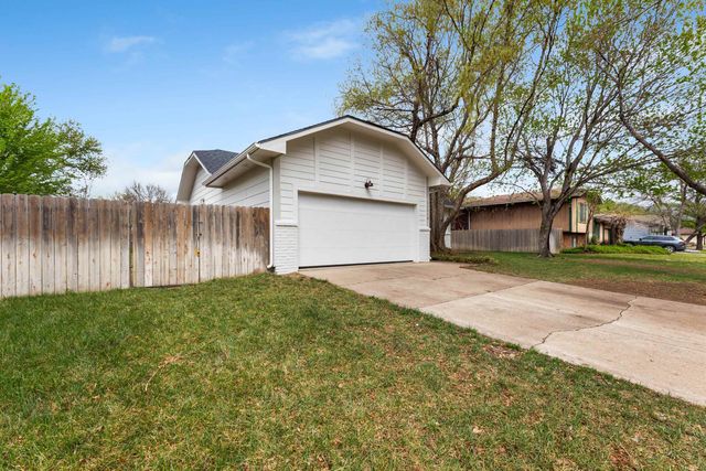 11018 W Shade Ct, Wichita, KS 67212