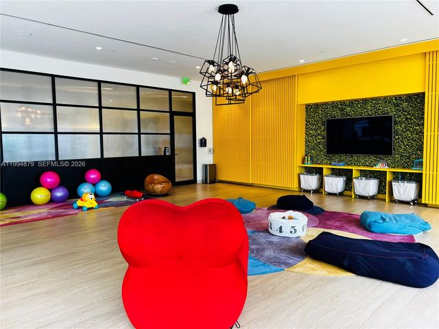 45 SW 9th St 2004, Miami, FL 33130