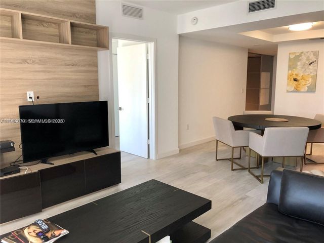 45 SW 9th St 2004, Miami, FL 33130