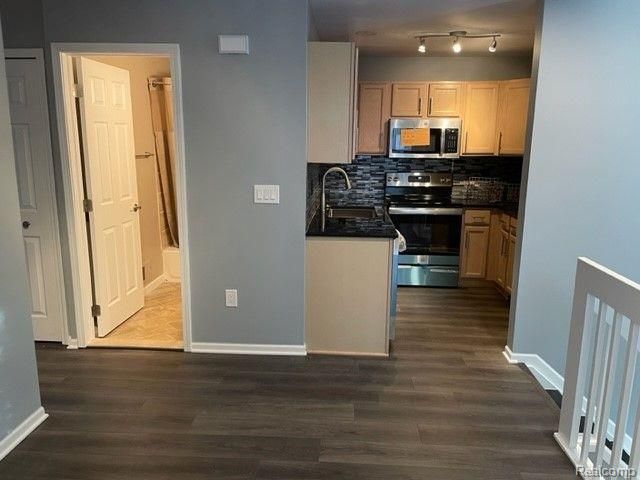 1530 MARYLAND CLUB Drive, Royal Oak, MI 48067