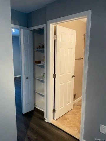 1530 MARYLAND CLUB Drive, Royal Oak, MI 48067