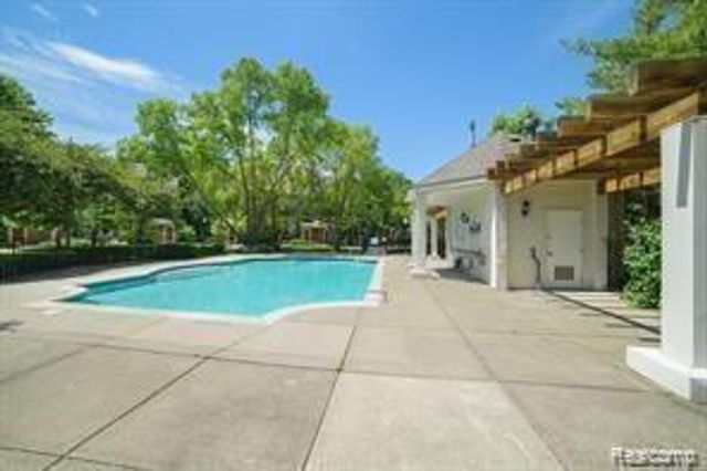 1530 MARYLAND CLUB Drive, Royal Oak, MI 48067