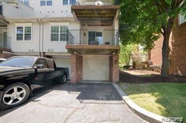 1530 MARYLAND CLUB Drive, Royal Oak, MI 48067