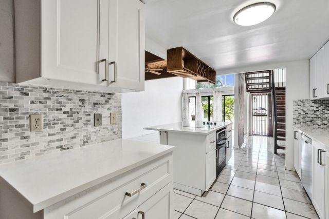 731 E COCO PLUM Circle 4, Plantation, FL 33324