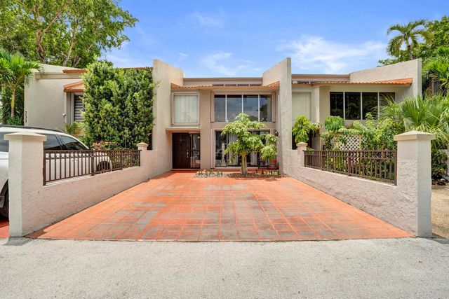 731 E COCO PLUM Circle 4, Plantation, FL 33324