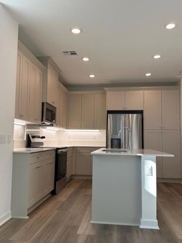 9423 N Sepulveda Boulevard 5, North Hills, CA 91343