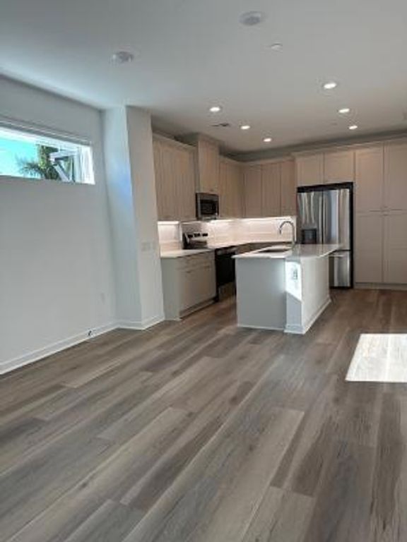 9423 N Sepulveda Boulevard 5, North Hills, CA 91343