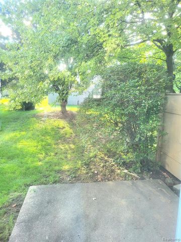 885 Kirts Boulevard, Troy, MI 48084