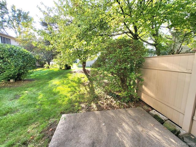 885 Kirts Boulevard, Troy, MI 48084