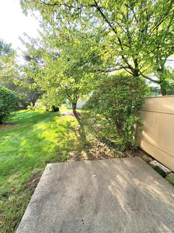 885 Kirts Boulevard, Troy, MI 48084