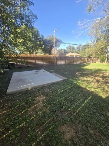 724 Ramsey Ave, Rockdale, TX 76567