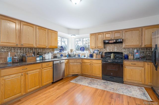 185 Columbia Drive, South Lyon, MI 48178