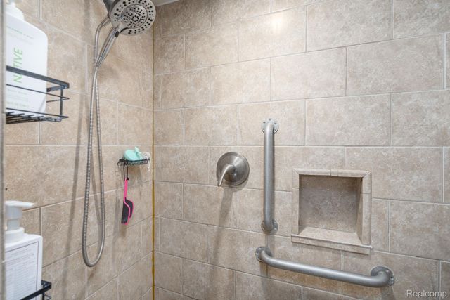 185 Columbia Drive, South Lyon, MI 48178