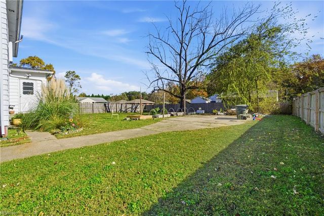 498 Romayne DR, Newport News, VA 23601