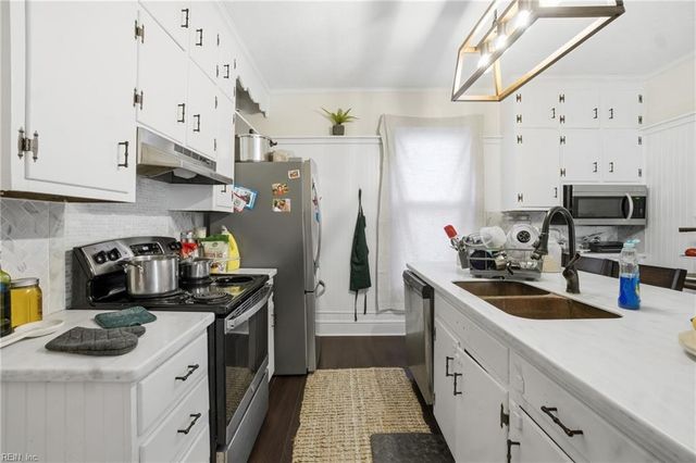 498 Romayne DR, Newport News, VA 23601