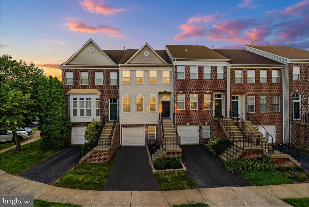 6106 EARLY AUTUMN DR, Centreville, VA 20120