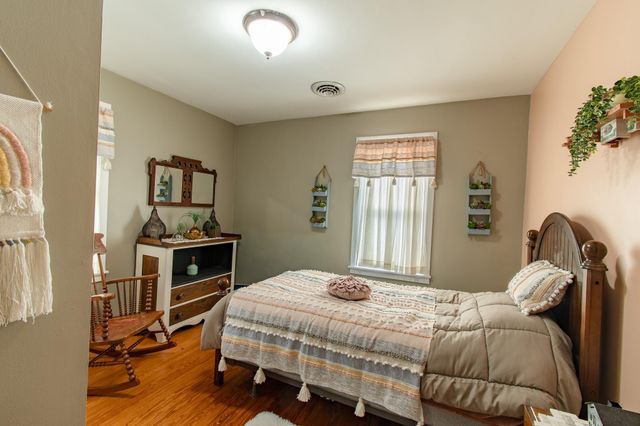 9 OAK ST, Cambridge, MD 21613