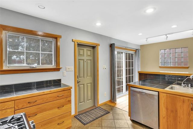 8020 Lloyd Ave, Swissvale, PA 15218