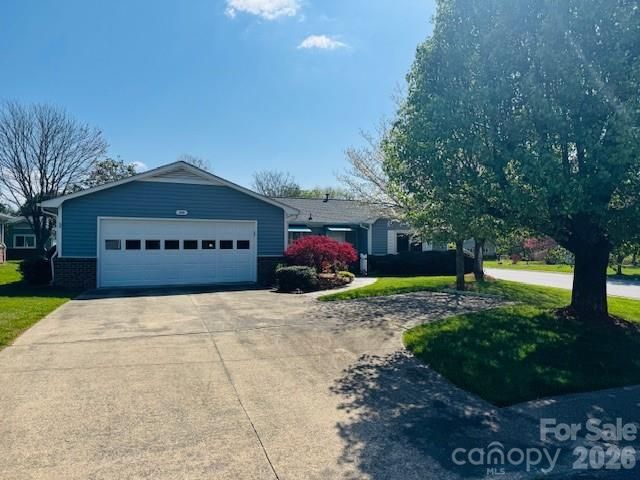 200 Dartcrest Drive, Hendersonville, NC 28792