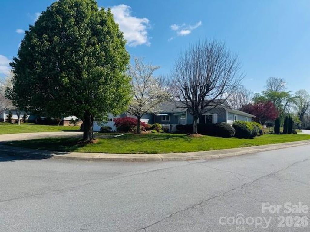 200 Dartcrest Drive, Hendersonville, NC 28792