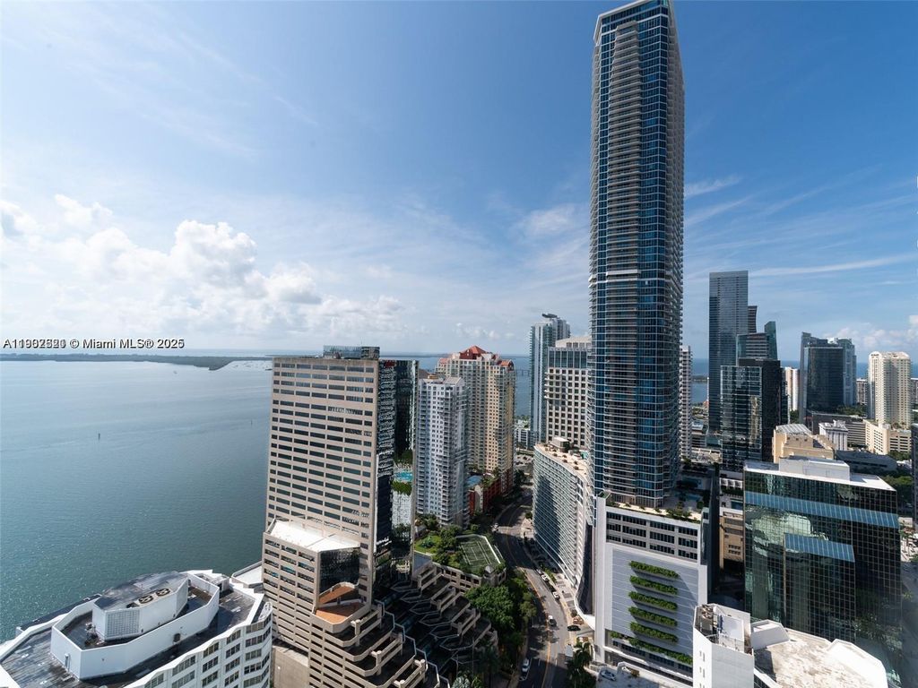 950 Brickell Bay Dr 3905, Miami, FL 33131