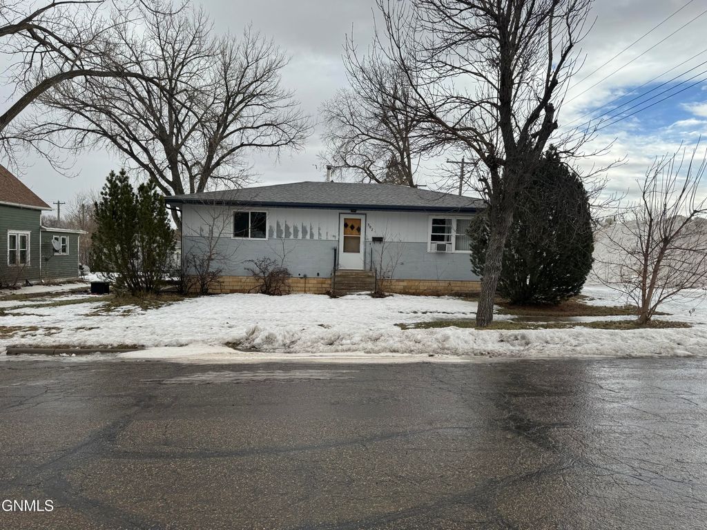 307 Montana Street, Elgin, ND 58533
