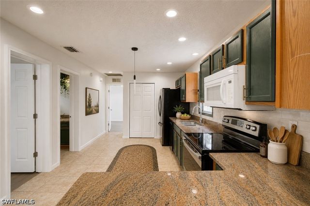 434 Leawood CIR, Naples, FL 34104