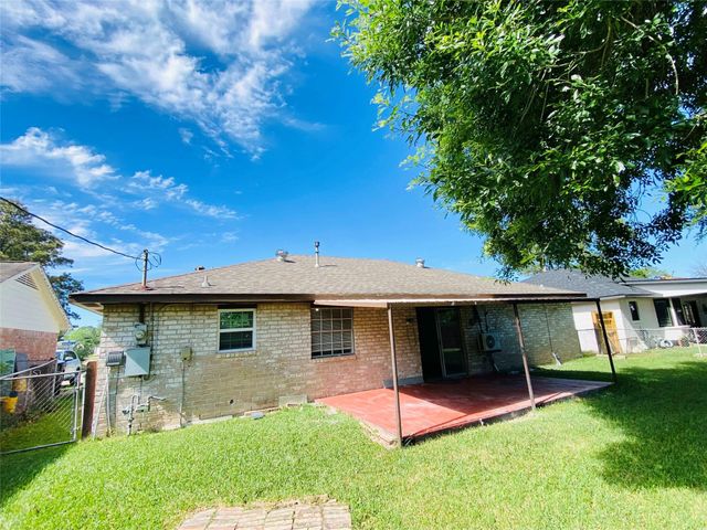 13447 Greenway Drive, Sugar Land, TX 77498