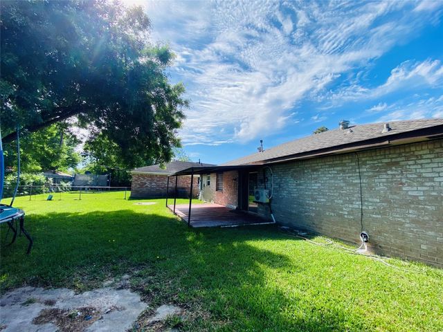 13447 Greenway Drive, Sugar Land, TX 77498