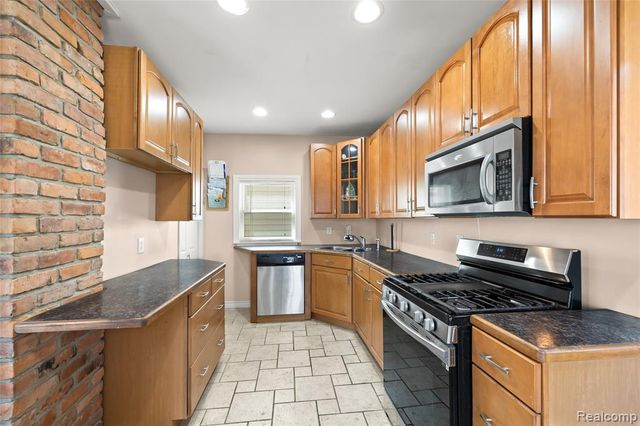 346 Sycamore Street, Wyandotte, MI 48192