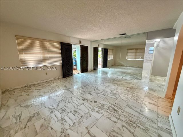 320 NW 61st Ave, Miami, FL 33126