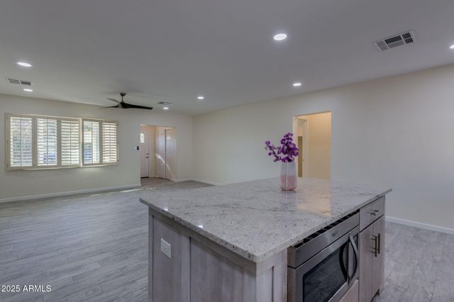 542 E FLYNN Lane, Phoenix, AZ 85012