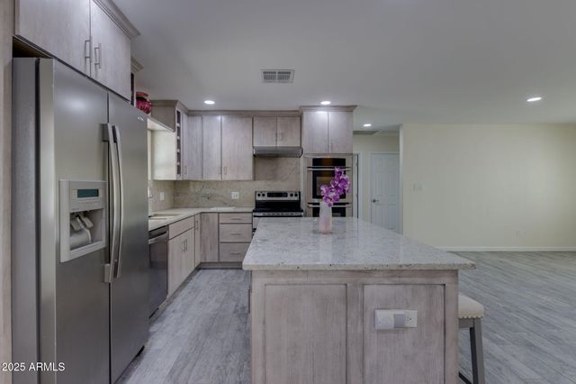 542 E FLYNN Lane, Phoenix, AZ 85012