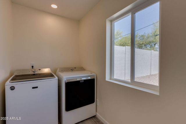 542 E FLYNN Lane, Phoenix, AZ 85012