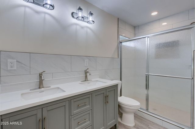 542 E FLYNN Lane, Phoenix, AZ 85012