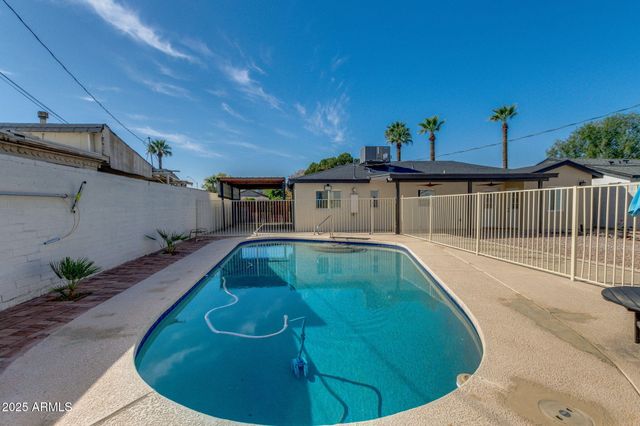 542 E FLYNN Lane, Phoenix, AZ 85012