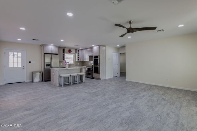 542 E FLYNN Lane, Phoenix, AZ 85012