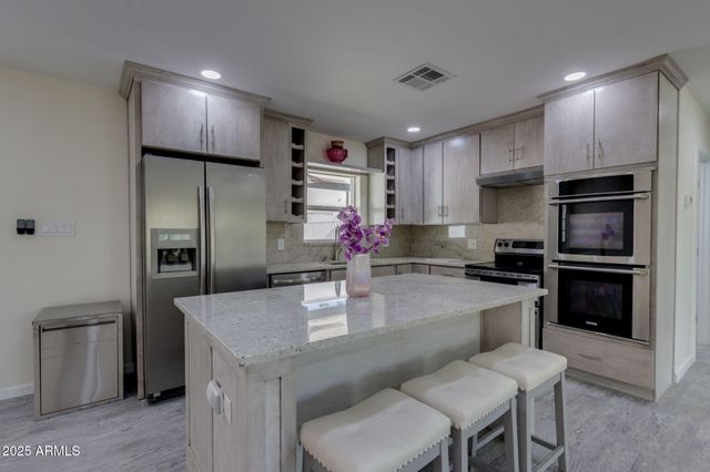 542 E FLYNN Lane, Phoenix, AZ 85012