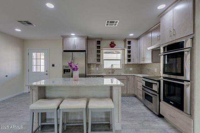 542 E FLYNN Lane, Phoenix, AZ 85012