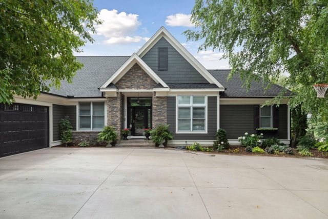 3832 Fairway Terrace, Woodbury, MN 55125