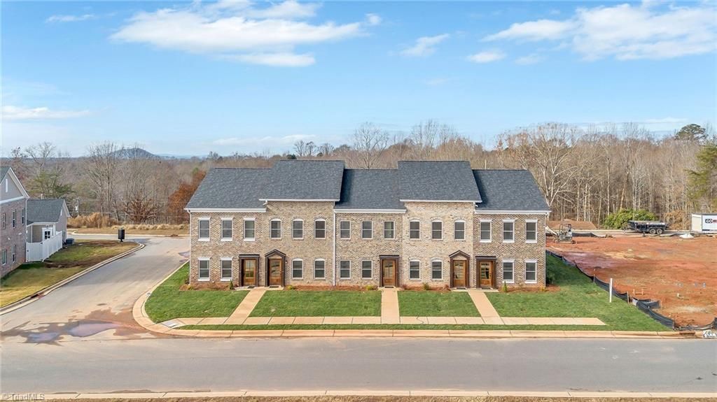 2111 24Th Street SE Lane, Hickory, NC 28602