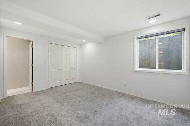 10320 W Whispering Cliffs Dr, Boise, ID 83704