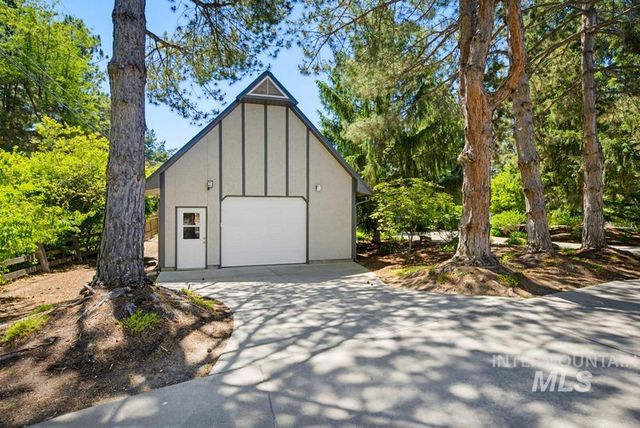 10320 W Whispering Cliffs Dr, Boise, ID 83704