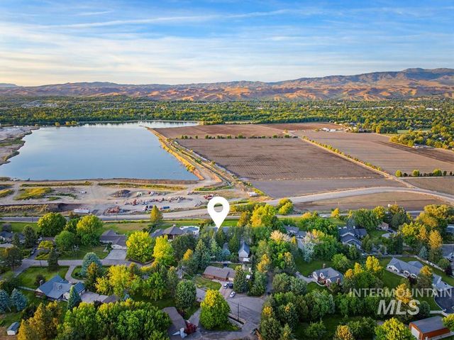 10320 W Whispering Cliffs Dr, Boise, ID 83704