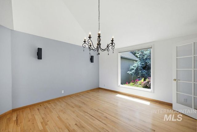 10320 W Whispering Cliffs Dr, Boise, ID 83704