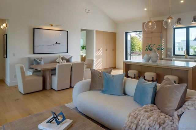 7554 Cabrillo Ave., La Jolla, CA 92037