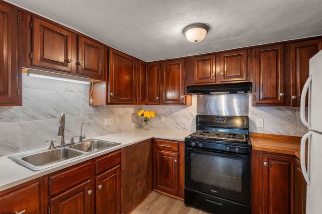 33 Plant Rd, Waltham, MA 02451