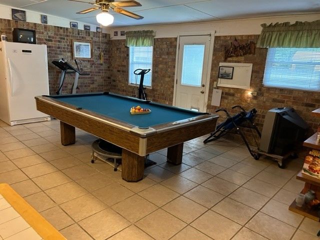 102 E Crockett Street, De Kalb, TX 75559
